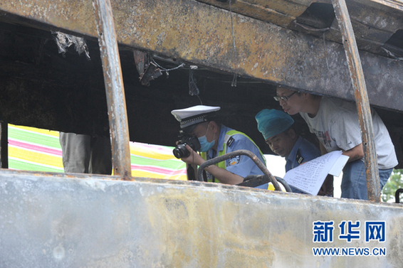 19日清晨3点摆布,沪昆高速邵怀段1309KM处由东往东方向,一辆装载可疑可燃液体的小货车与一辆福建开往贵州的大客车产生追尾后爆炸熄灭。新华社记者龙弘涛